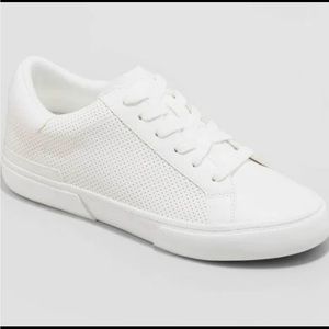 Like new white sneakers